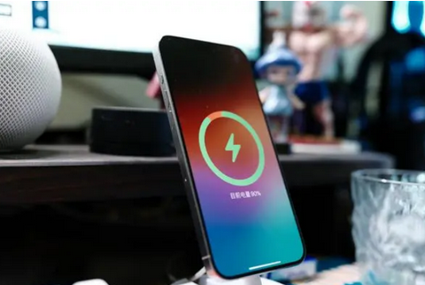 旬阳苹果15换屏服务分享用什么充电器给iPhone15充电更好 